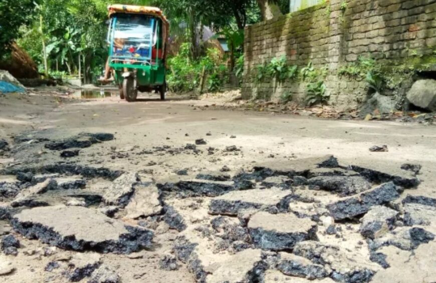 মানিকগঞ্জের ঘিওরে রাতে রাস্তা সংস্কারের পর সকালেই পিচ উঠে যাওয়ার অভিযোগ